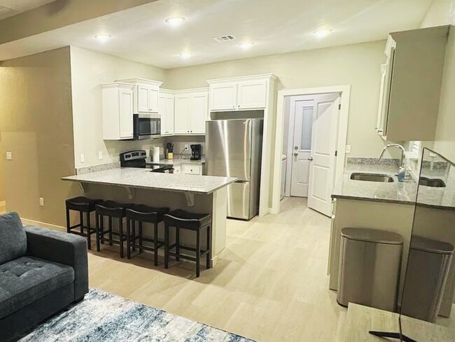 Building Photo - Modern 2-Bed, 2-Bath Rental Home in Chickasha, OK!