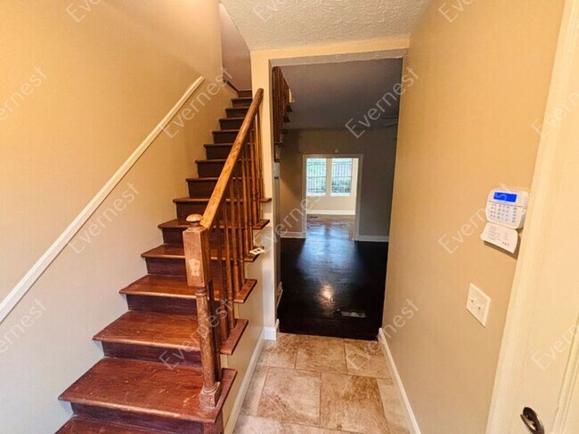 Building Photo - 358 E Ridgeway St