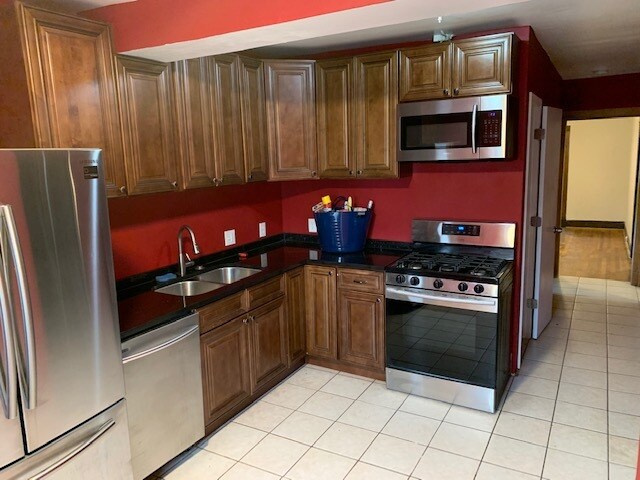 Cocina 1 - 2044 W Birchwood Ave