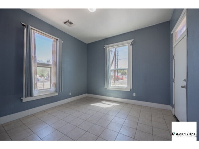Building Photo - Charming 2/1 Apartment unit in the Heart o...