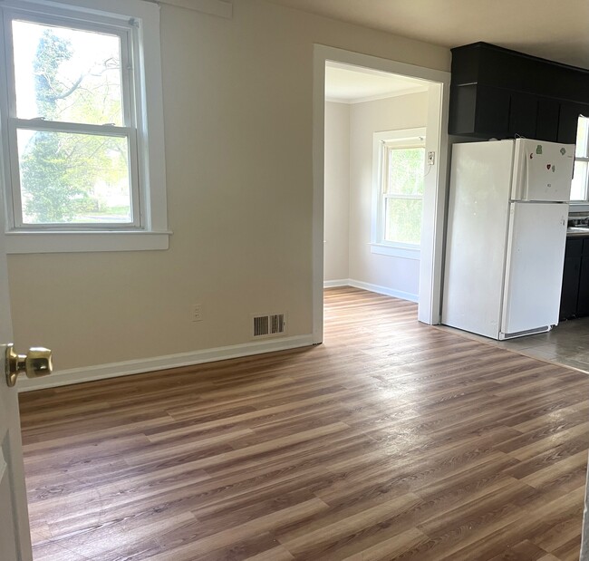 Foto del edificio - 251 Maple Ave