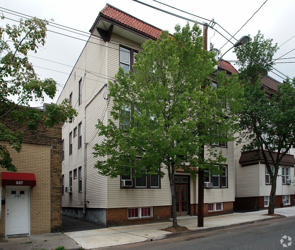 Building Photo - 329-331 Elm St