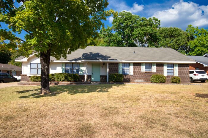 Primary Photo - Beautiful Millbrook Home!