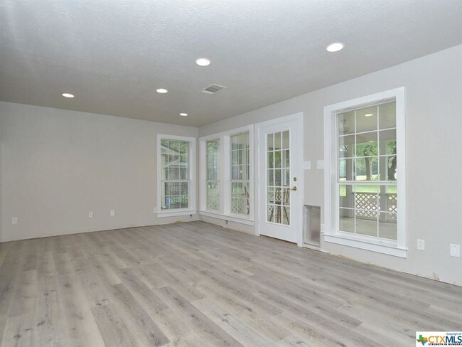 Building Photo - 11 Brookhollow Dr