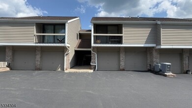 Building Photo - 5 Evergreen Dr