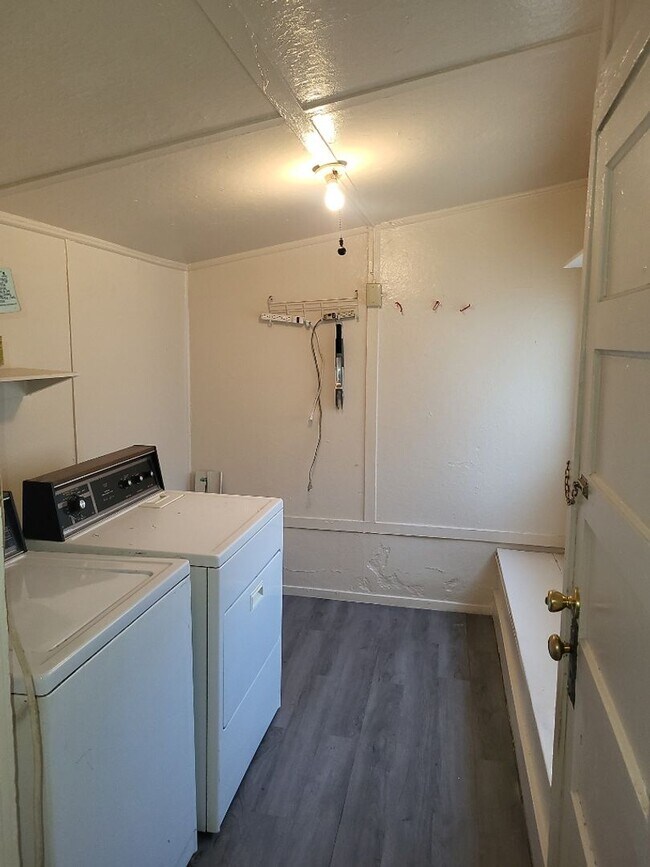 Foto del edificio - 4381/2 14th St - 2BR house behind Victorian Square in Sparks