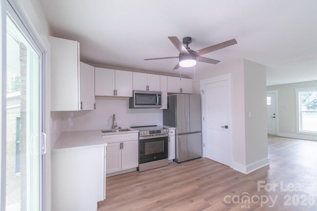 Building Photo - 533 Blendwood Dr