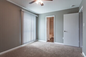 Bedroom - Country Club Place Apartments