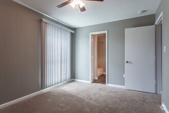 Bedroom - Country Club Place Apartments