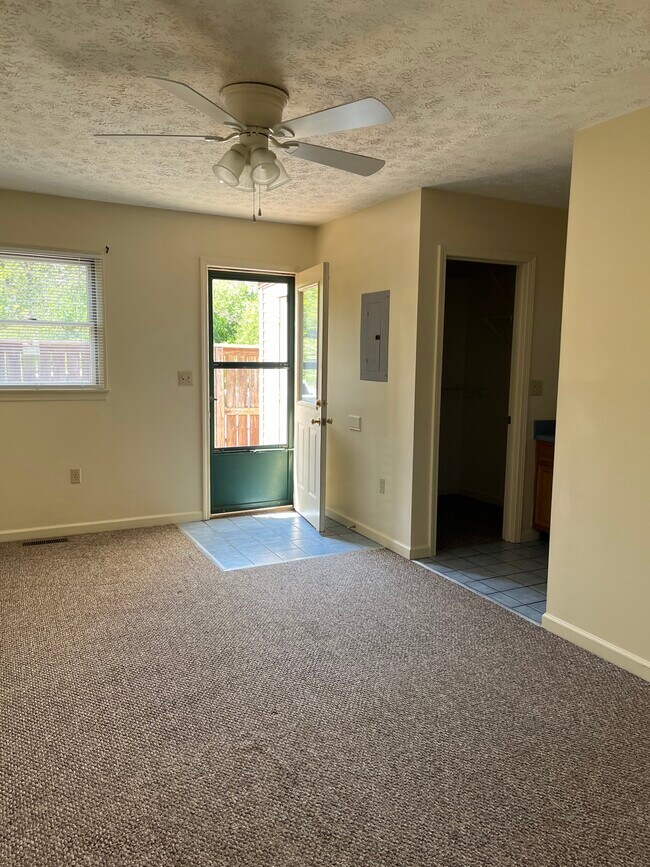 Foto del edificio - 142 Cypress Dr