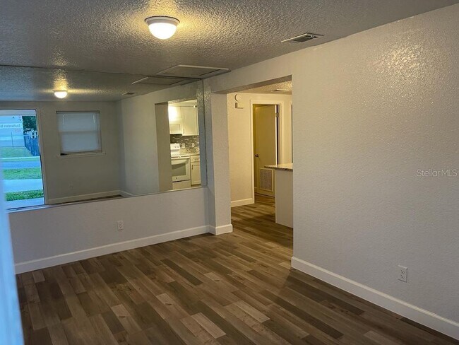 Building Photo - 572 W New Hampshire Ave