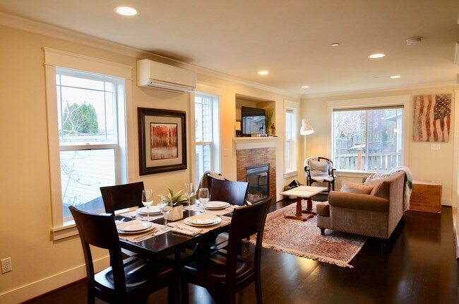 Foto del edificio - 3 Bedroom 2.5 Bath Queen Anne Townhome