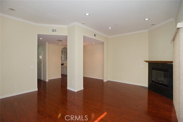 Foto del edificio - 2345 Montrose Ave