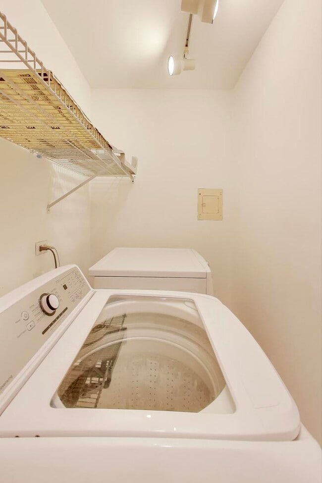 Building Photo - 5400 N Sheridan Rd