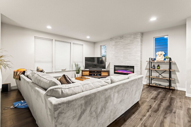 Building Photo - Available 4BR/4BATH Modern Home near Ash C...