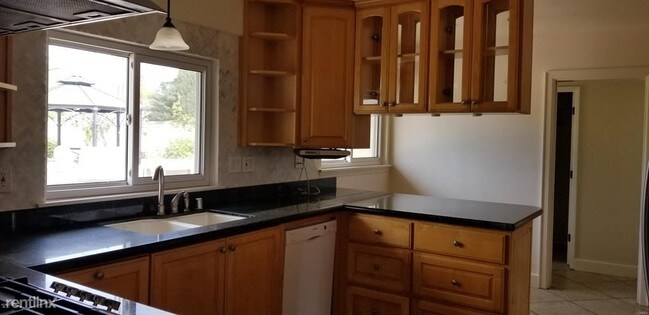Foto del edificio - 6 br, 3 bath House - 13 Westbury St