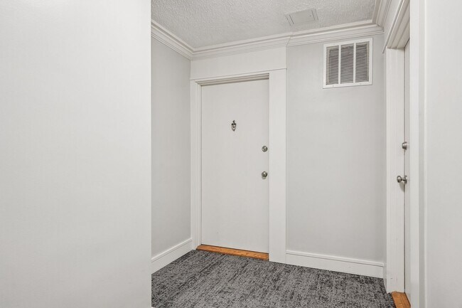 Foto del edificio - An Arlington gem. See this treasure before...