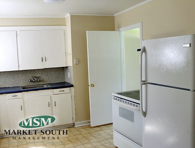 Building Photo - ~APPLICATION PENDING~GREAT NEIGHBORHOOD!  ...