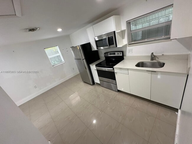 Foto del edificio - 920 NW 22nd Ct