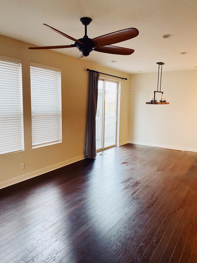 Comedor - 8500 Redpoint Way