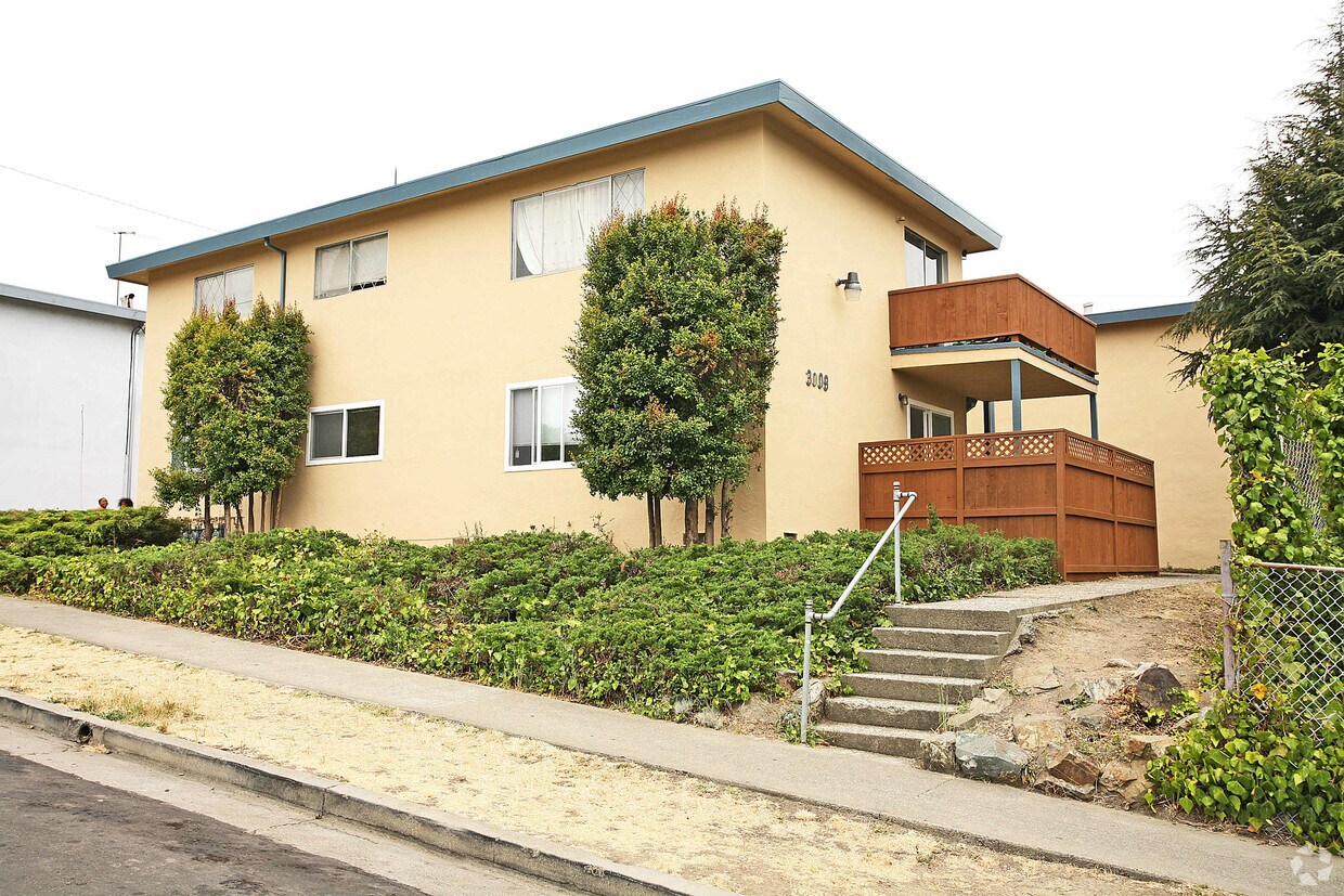 Building Photo - 3009 Groom Dr