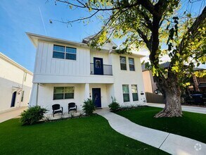 Building Photo - 2727 Lubbock Ave