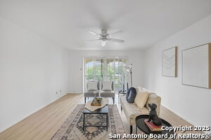 Foto del edificio - 8702 Village Dr
