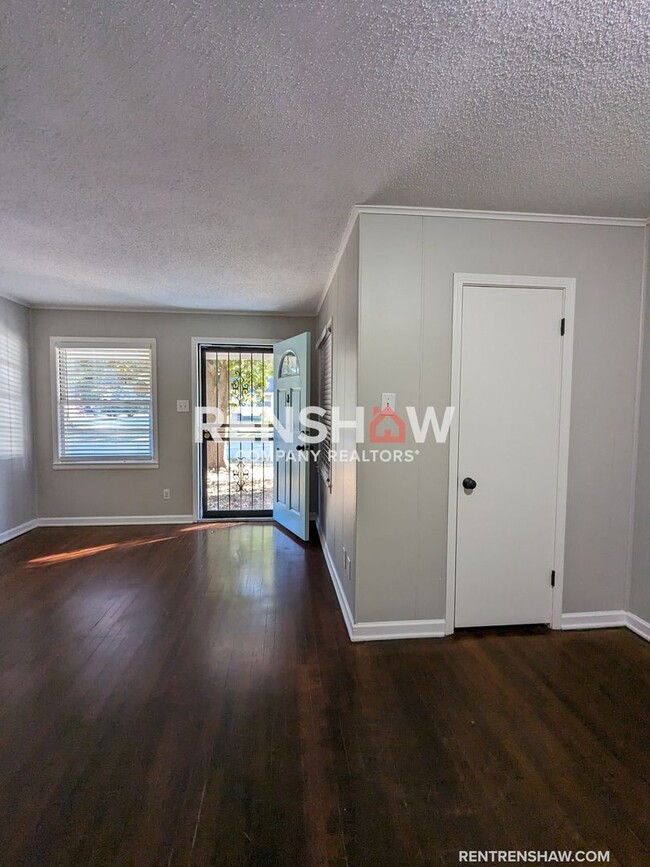 Building Photo - Section 8 - Renovated 3 bedroom / 1 bath -...