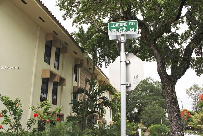 Foto del edificio - 1600 S Le Jeune Rd