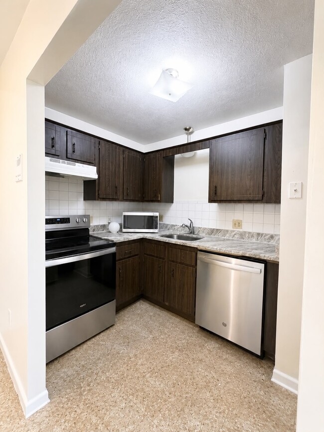 Building Photo - APTS in Everett, Malden, Chelsea & Boston