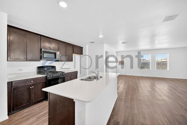 Foto del edificio - 900 Wildflower St