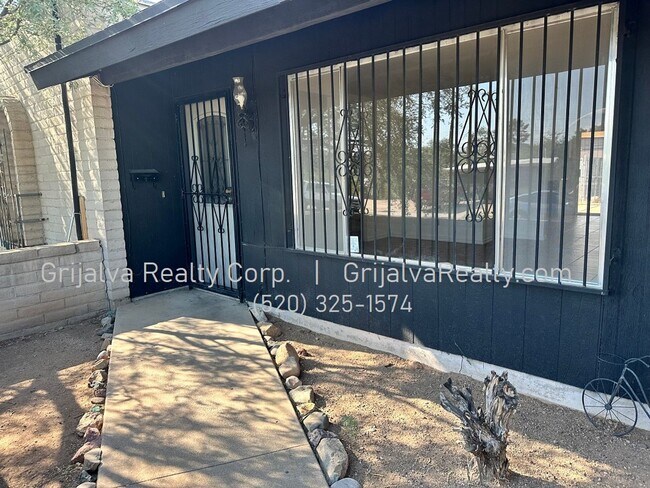 Building Photo - Cute 2 Bedroom Town House Available Now! (...