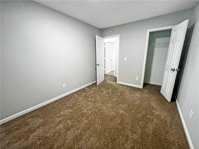Building Photo - 2033 Charter Manor