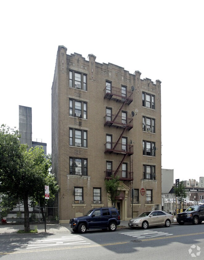 Building Photo - 2444 Valentine Ave