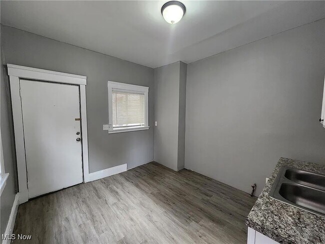 Foto del edificio - 1138 E 114th St