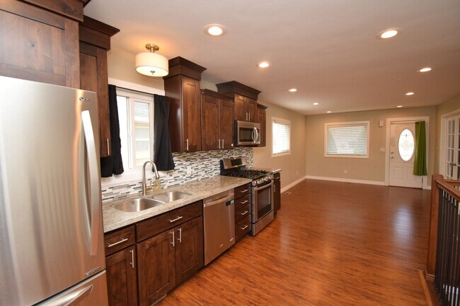 Building Photo - Wonderful 3 Bedroom 2 Bath Home in Salt Lake City!