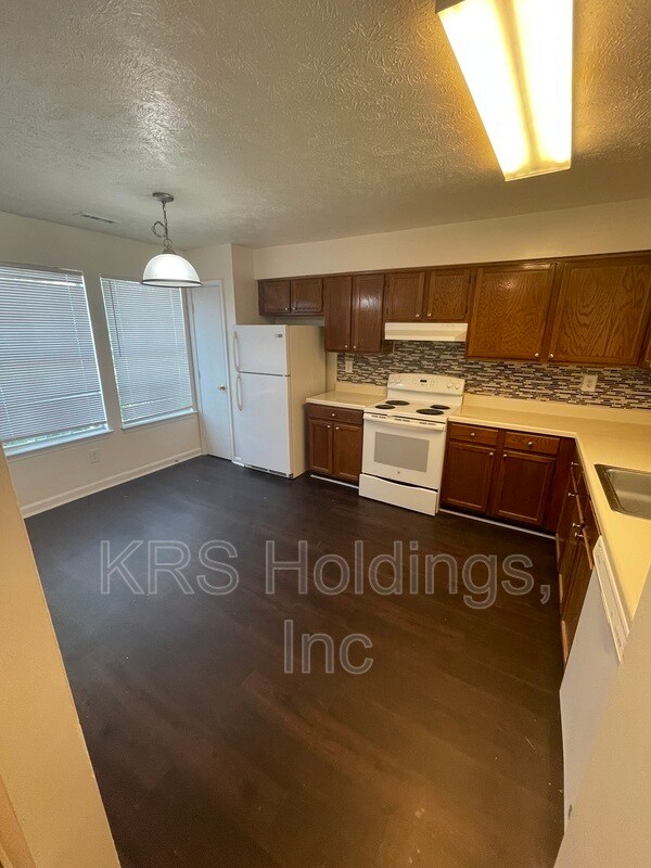 Building Photo - 11010 Salem Village Dr
