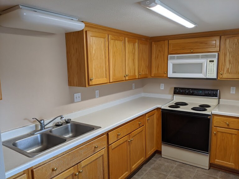 Kitchen - 204 2nd Ave SW