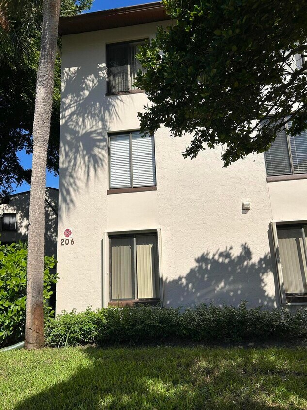 Building Photo - 206 Foxtail Dr