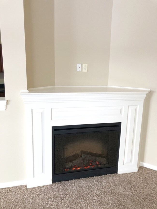 Building Photo - Immaculate Second Floor Condo!
