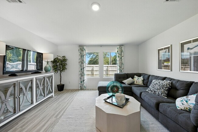 Cullen, amplia sala de estar - Villas at Oak Bend - Home Rentals