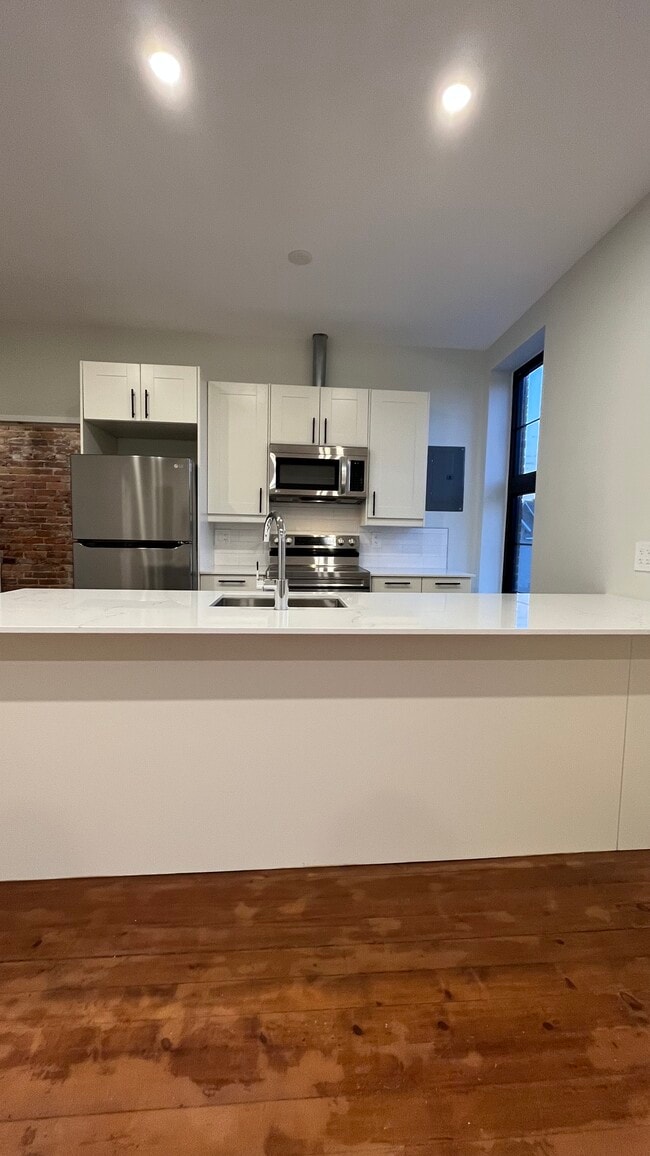 Building Photo - 2 Bedroom Loft Apartment - Historic Fireha...