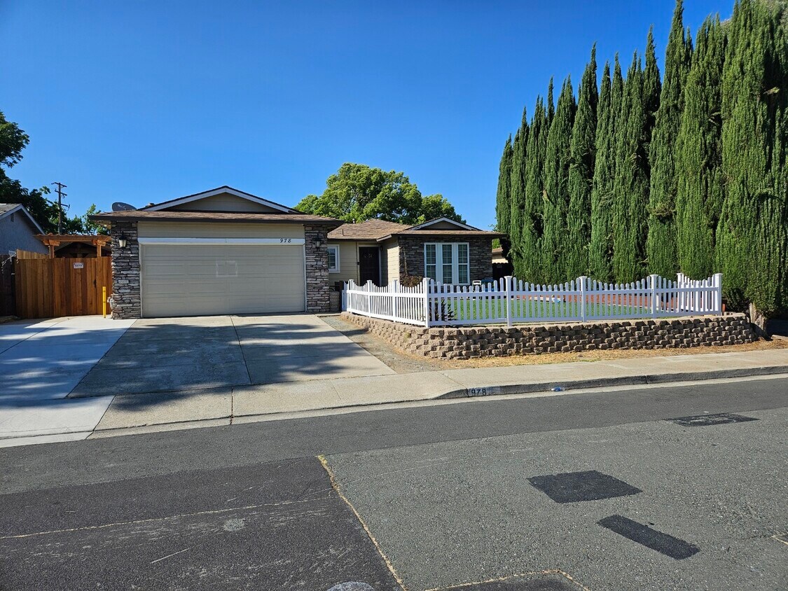Primary Photo - 978 Walnut Dr