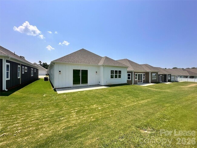 Building Photo - 6686 Star Dr