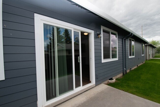 Building Photo - 2BD Duplex in Great Washougal Location! Be...