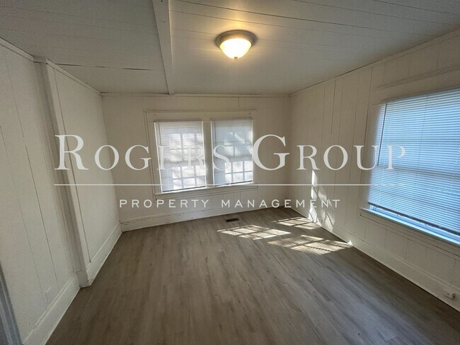 Building Photo - 306 S College St