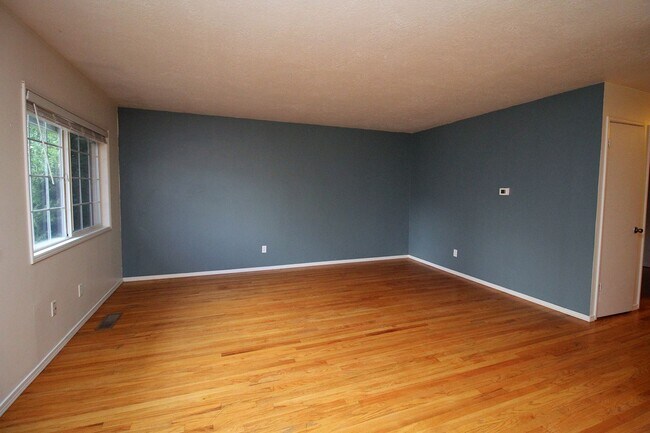 Building Photo - Bright, Sunny Ranch Style home in the Cull...