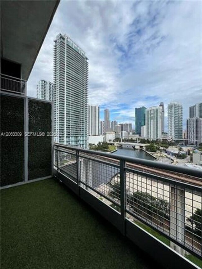 Foto del edificio - 690 SW 1st Ct
