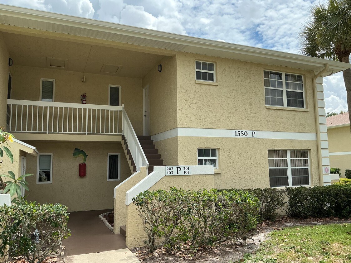 Building Photo - 1550 SE Royal Green Cir