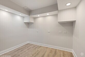 Building Photo - 158 Green Bay Rd
